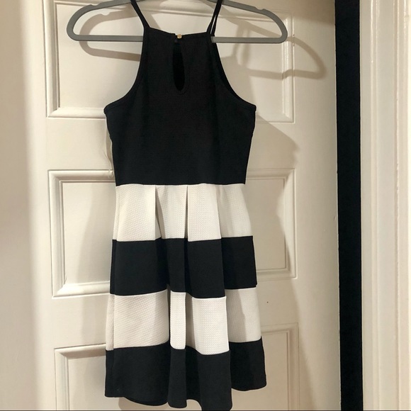 Little black and white dress - Picture 4 of 5